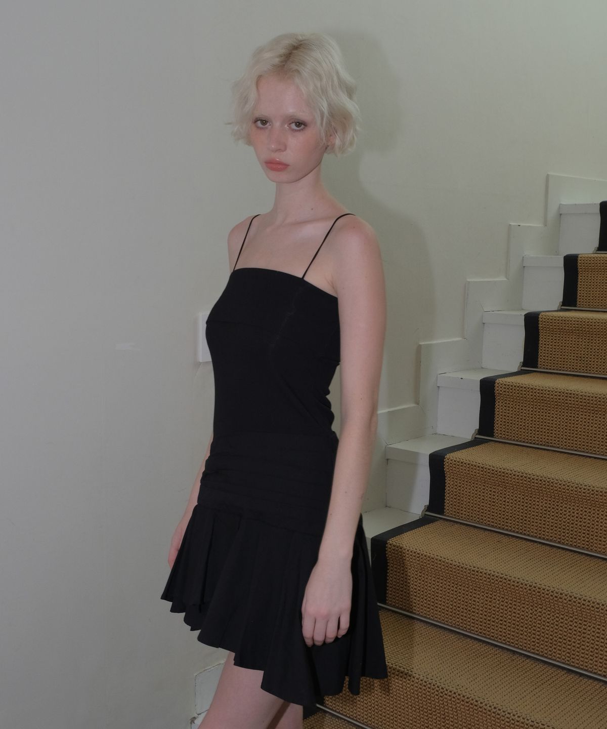 큐리티(CURETTY) C RUFFLE SLEEVELESS DRESS_BLACK