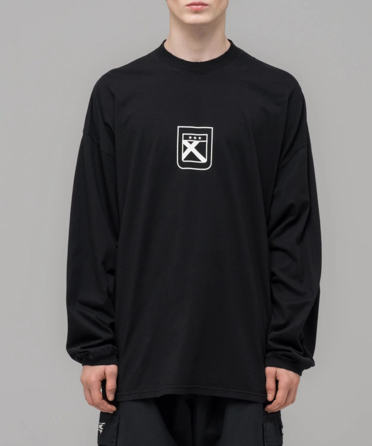 032씨(032C) (U) 페인팅 크로스 오버사이즈드 롱슬리브 워시드 블랙 FAINTING CROSS OVERSIZED LONGSLEEVE WASHED BLACK