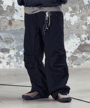 DEV:7 NYLON PARACHUTE PANTS_BLACK