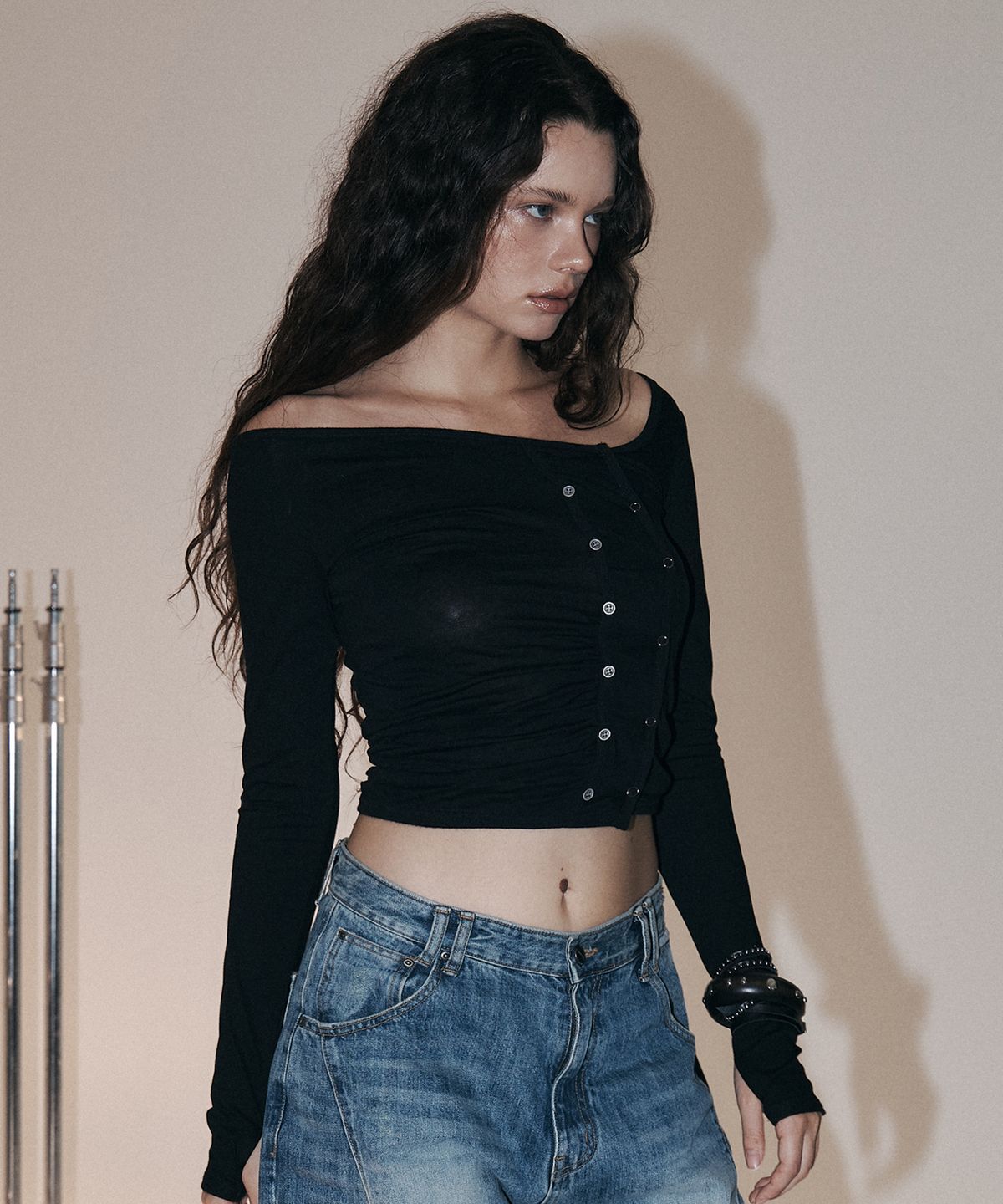 플리즈노팔로우(PLEASENOFOLLOW) Dulce Unbal Button Long Sleeve Top (Black)