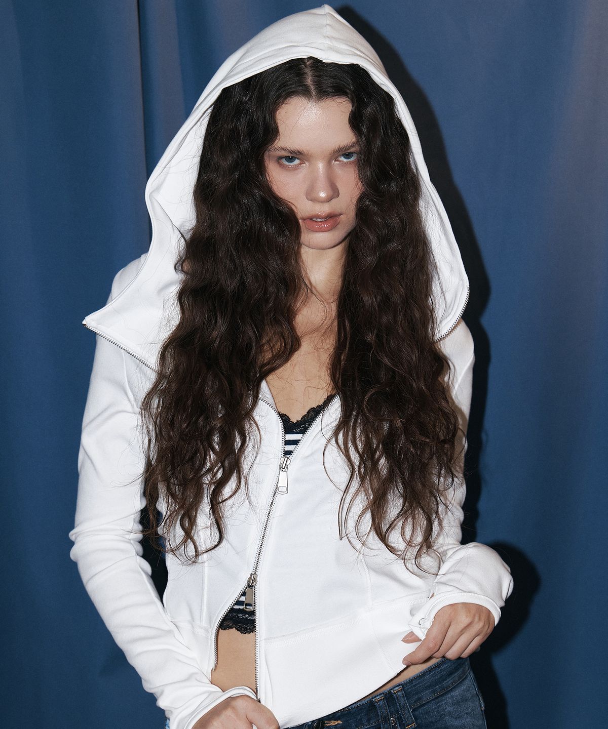 플리즈노팔로우(PLEASENOFOLLOW) Edie Unbal high-neck Hoodie Zip Up (White)