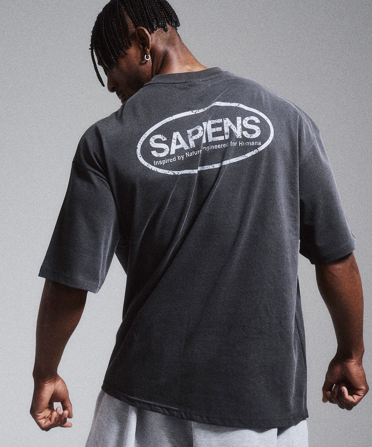 사피엔스(SAPIENS) 피그먼트 오벌 로고 오버핏 반팔티 차콜