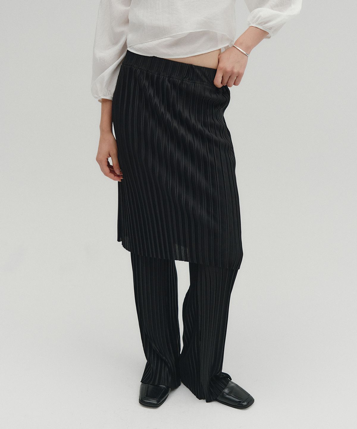 솔티페블(SALTY PEBBLE) SATIN PLEATS SKIRT PANTS [BLACK]
