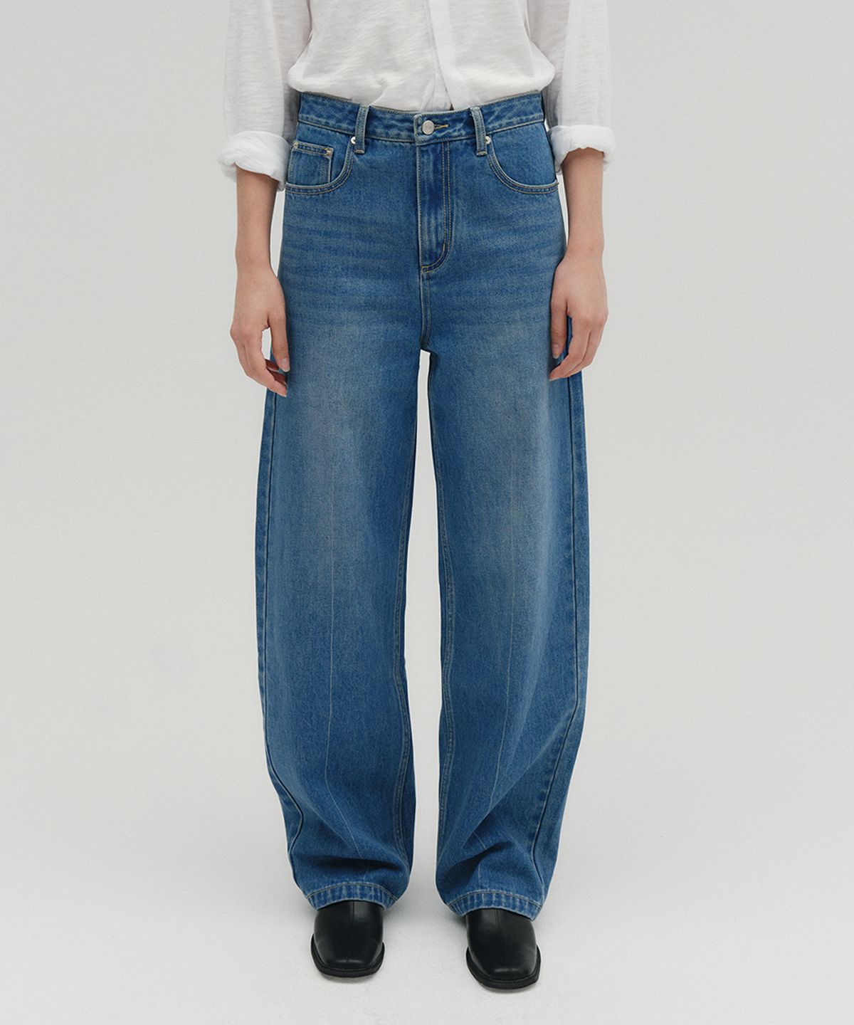 솔티페블(SALTY PEBBLE) CURVED SILHOUETTE JEANS [BLUE]