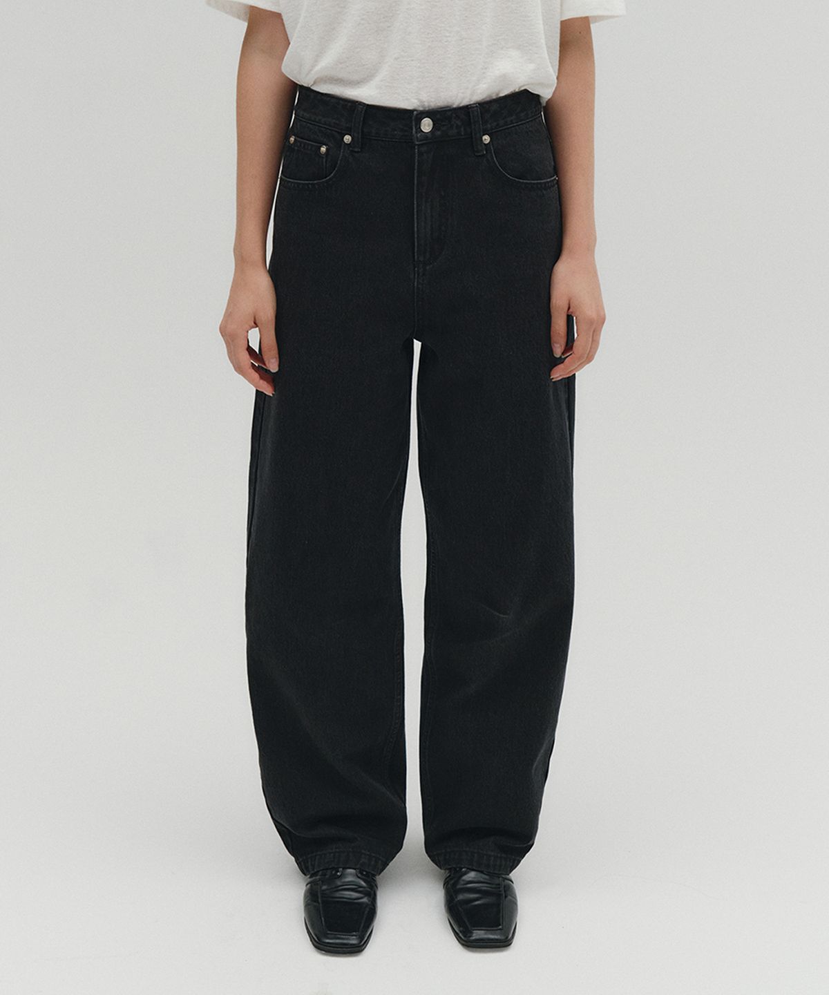 솔티페블(SALTY PEBBLE) CURVED SILHOUETTE JEANS [BLACK]