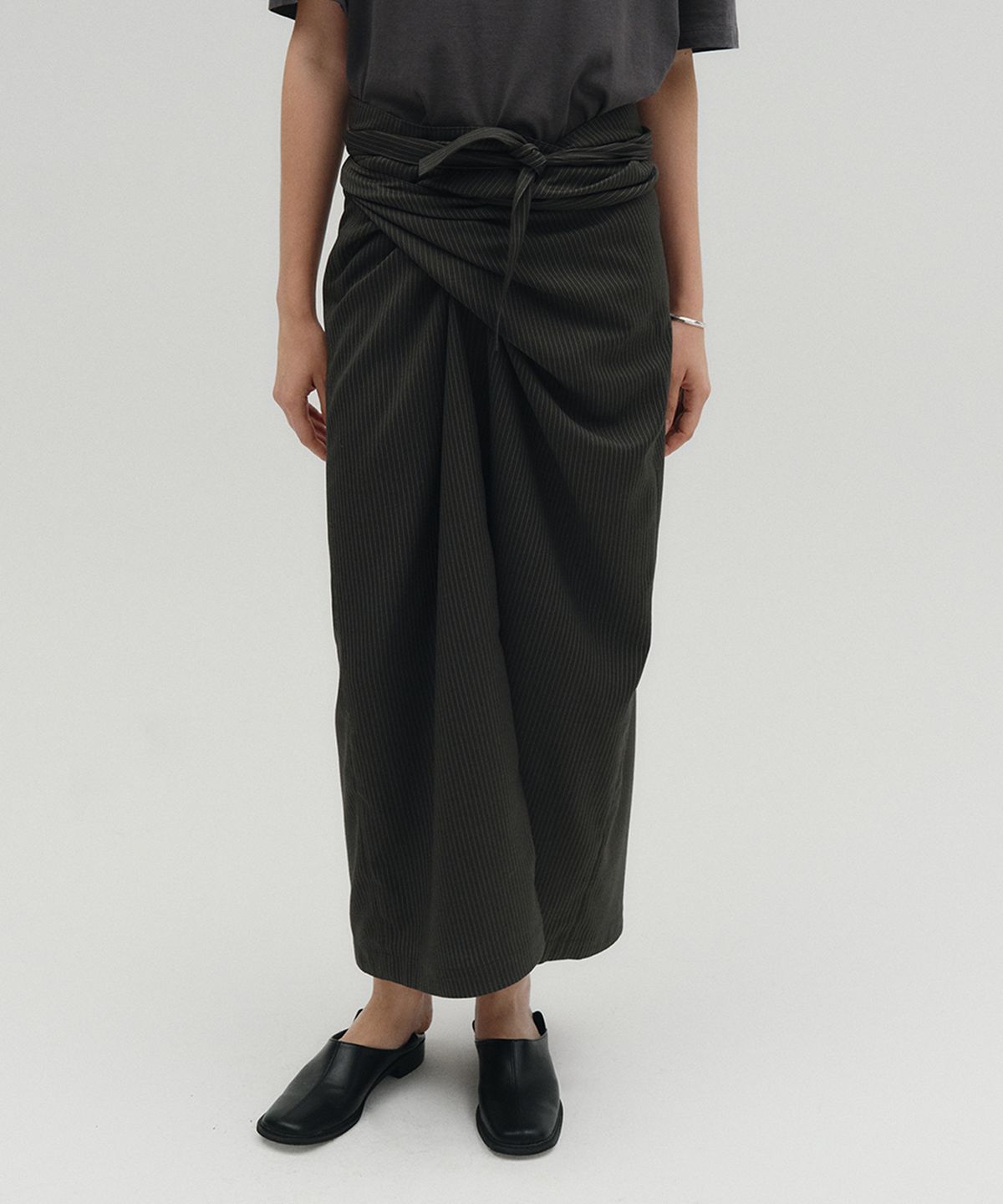 솔티페블(SALTY PEBBLE) STRIPE WRAP SKIRT [GREY]