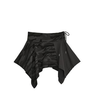 CAMO UNBALANCE SKIRT [BLACK]