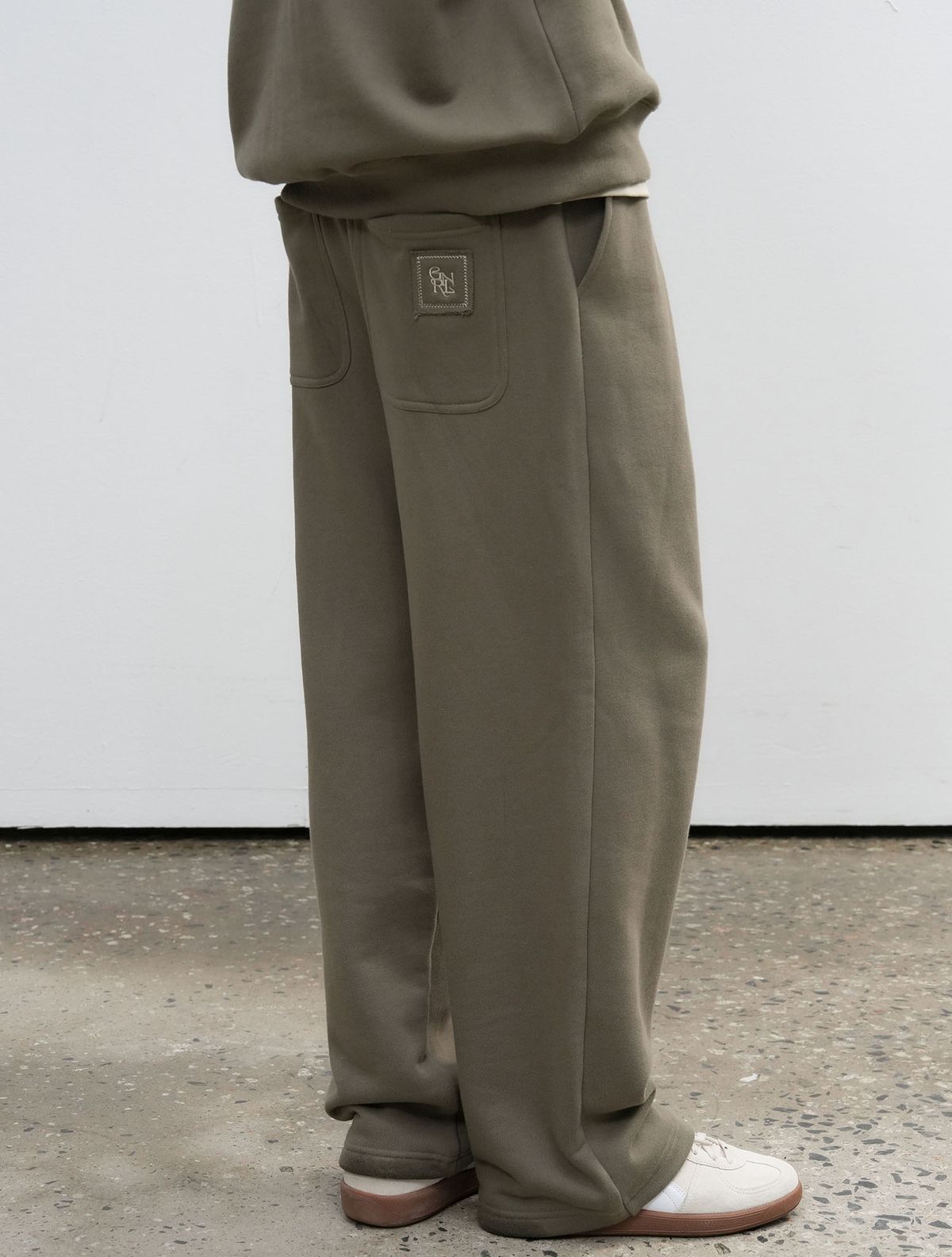 제너럴아이디어(GENERALIDEA) UNISEX 코튼 로고 와이드 밴딩 팬츠 [KHAKI] / SBE3U52003