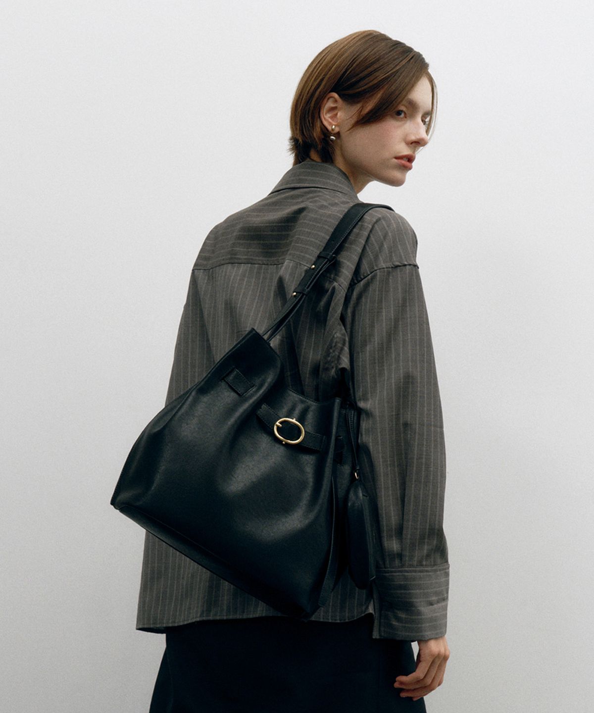 질스튜어트액세서리(JILLSTUART ACC) [BRETT] 브렛 블랙 가죽 버클 디테일 숄더백 L (14인치노트북수납가능)