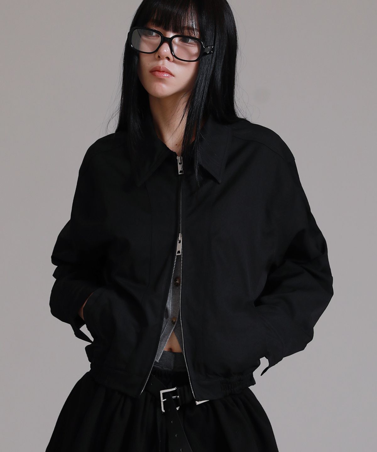 라이크더모스트(LIKE THE MOST) 세미 크롭 미니멀 카라 오버핏 집업 블루종 자켓_블랙