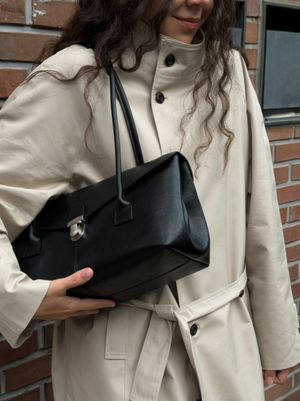 아크 플랩 롱 핸들백 _ 블랙