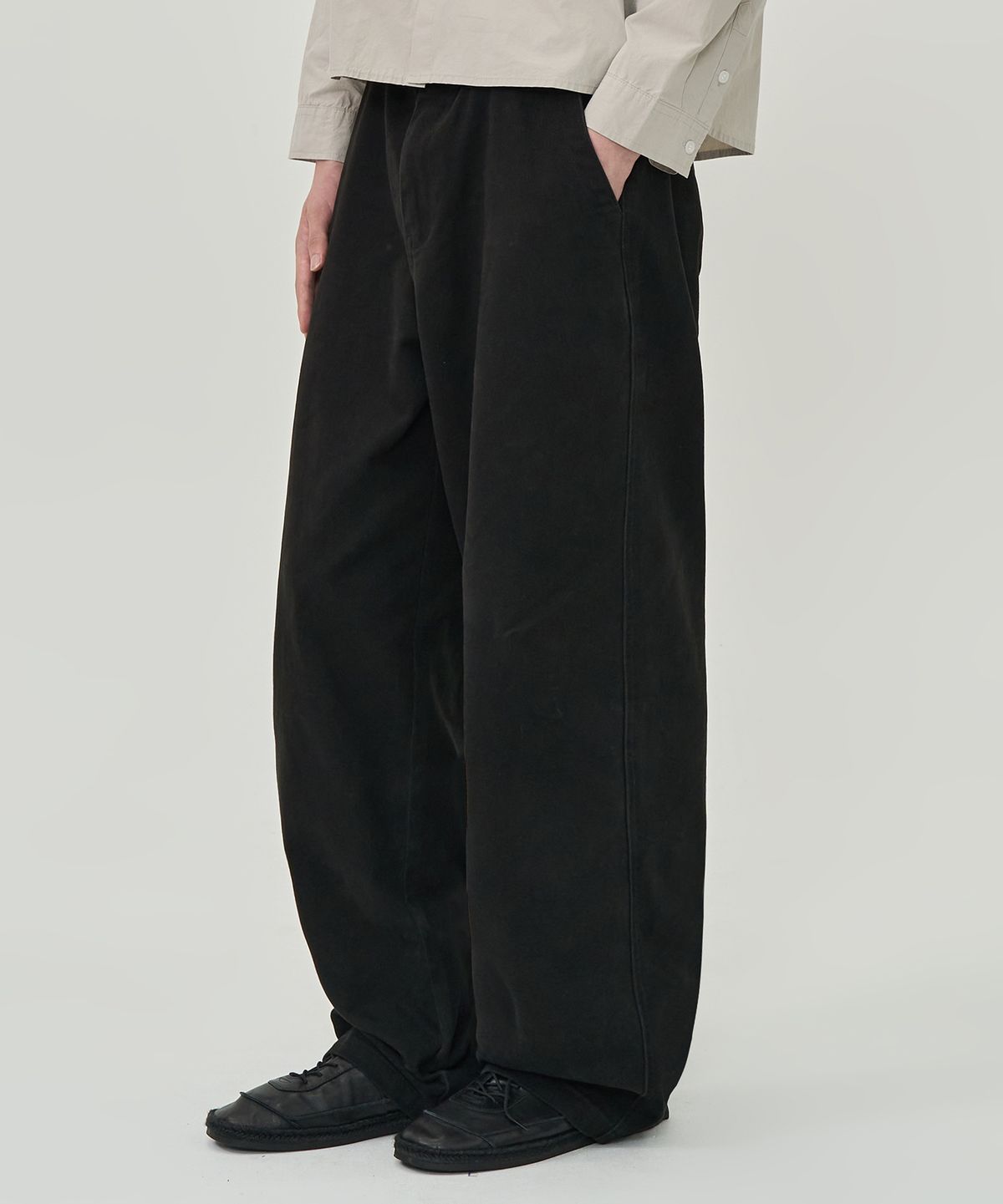토피(TOFFEE) 커브드 치노 팬츠 (BLACK)