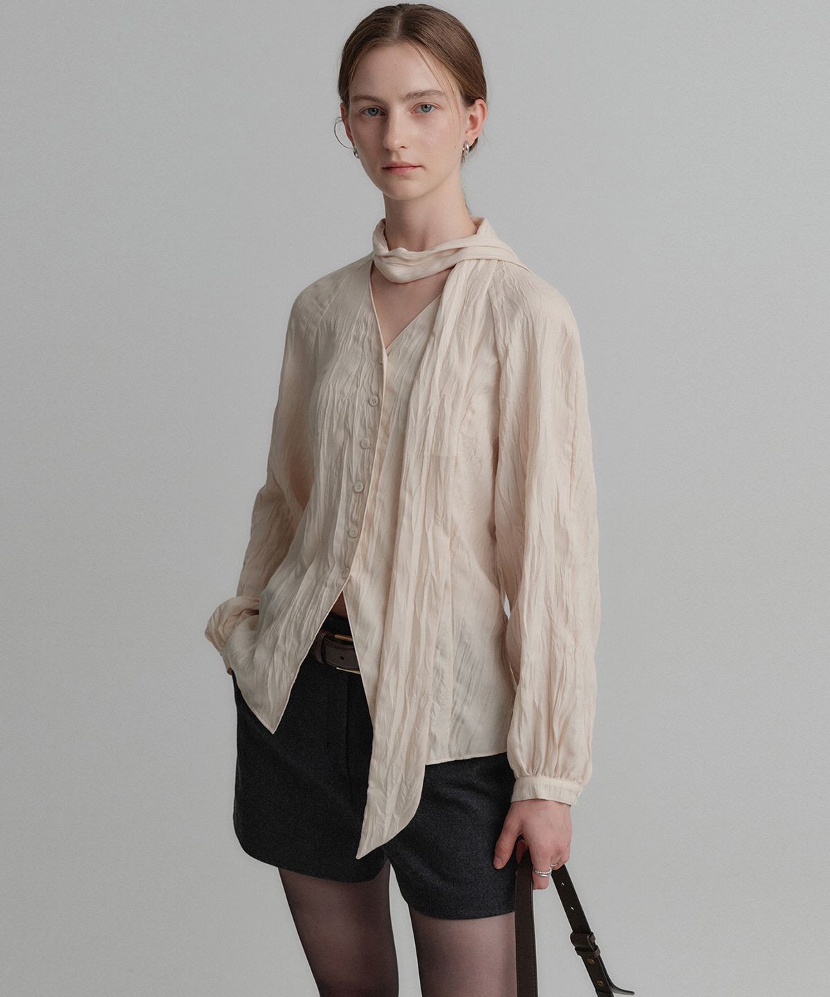 룩캐스트(LOOKAST) 레이첼 타이 블라우스_베이지 / RACHEL TIE BLOUSE_BEIGE