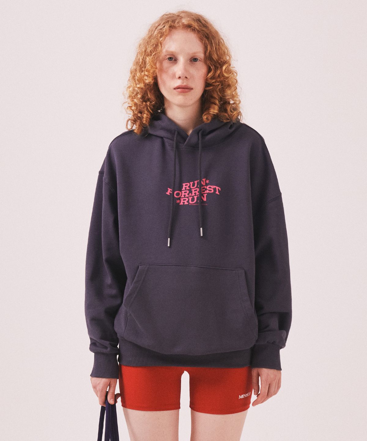 미나수(MENASOO) For Rest Run Basic Hoodie_Charcoal