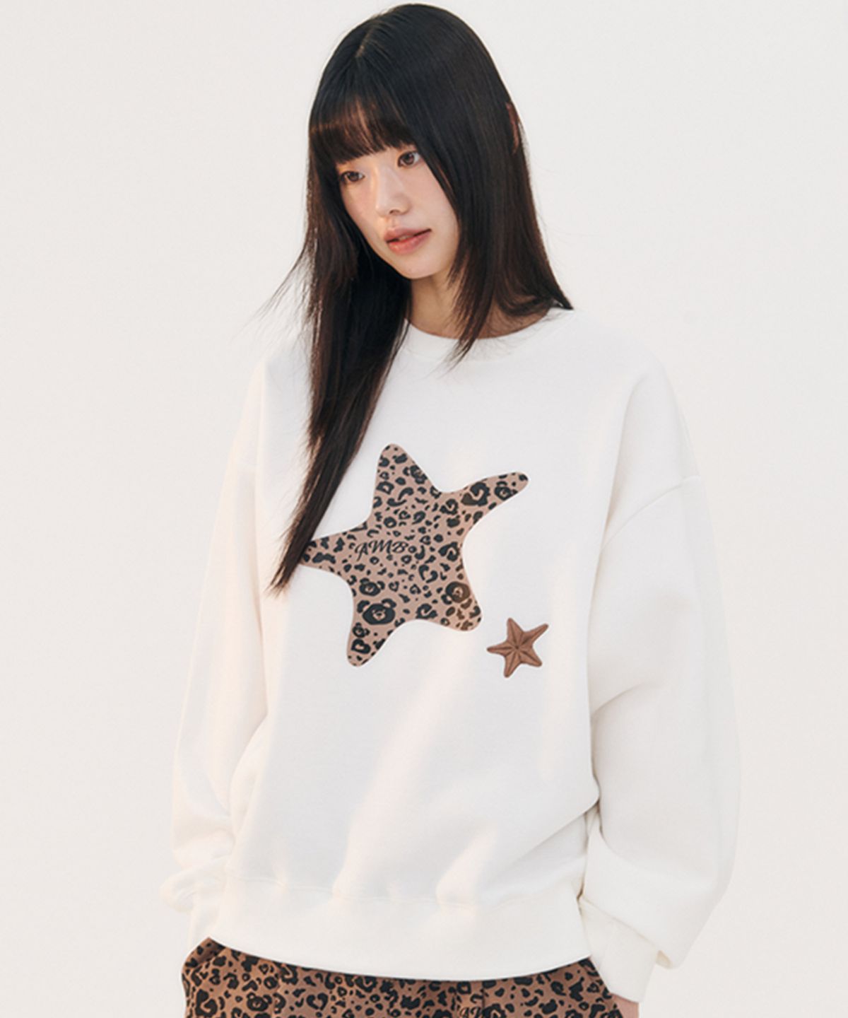 엠블러(AMBLER) Heart Bear Leopard Star 자수 맨투맨 티셔츠  AMM1312 (아이보리)