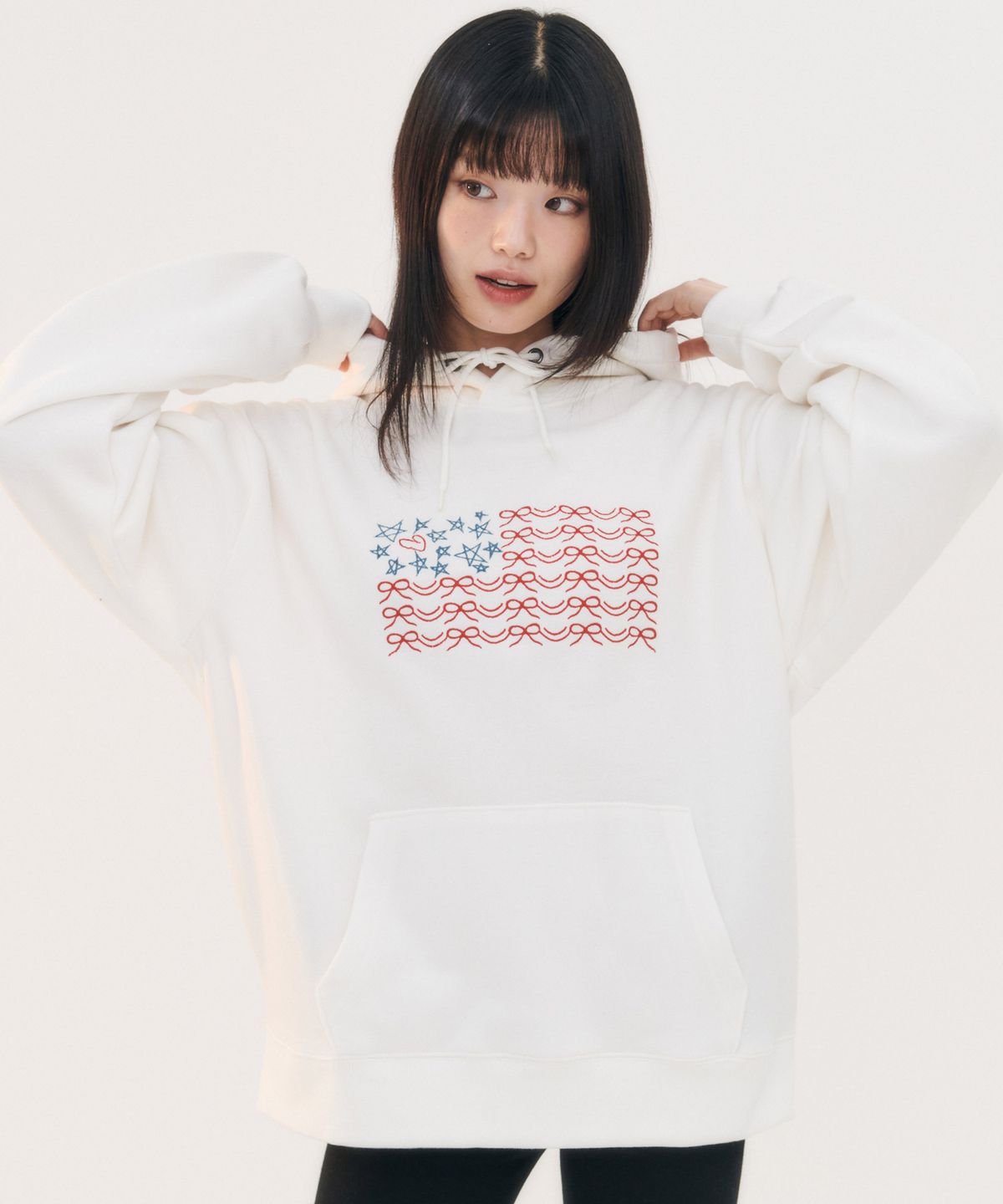 엠블러(AMBLER) Ribbon Flag 자수 후드 티셔츠 AHP1205 (아이보리)