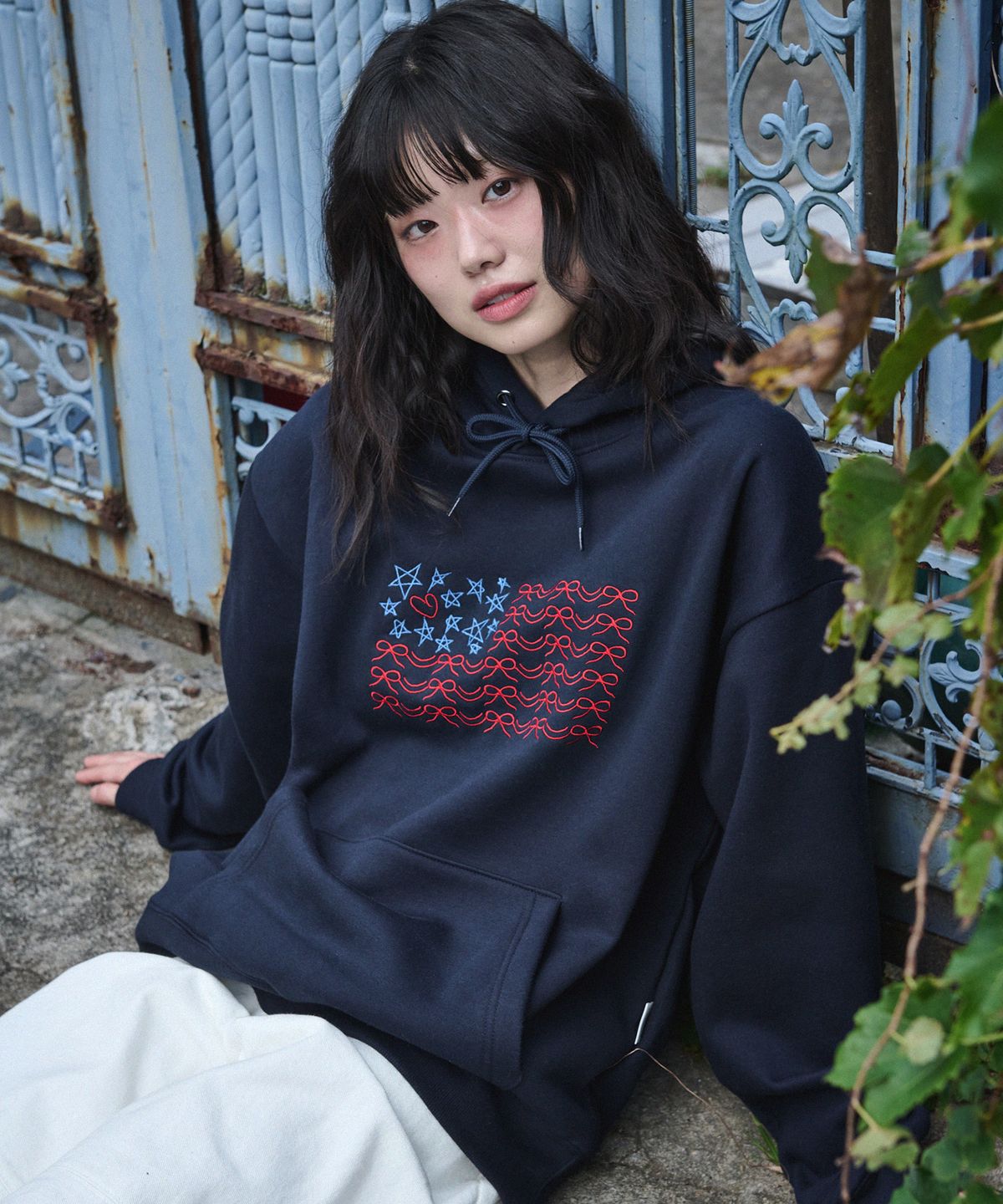엠블러(AMBLER) Ribbon Flag 자수 후드 티셔츠 AHP1205 (네이비)