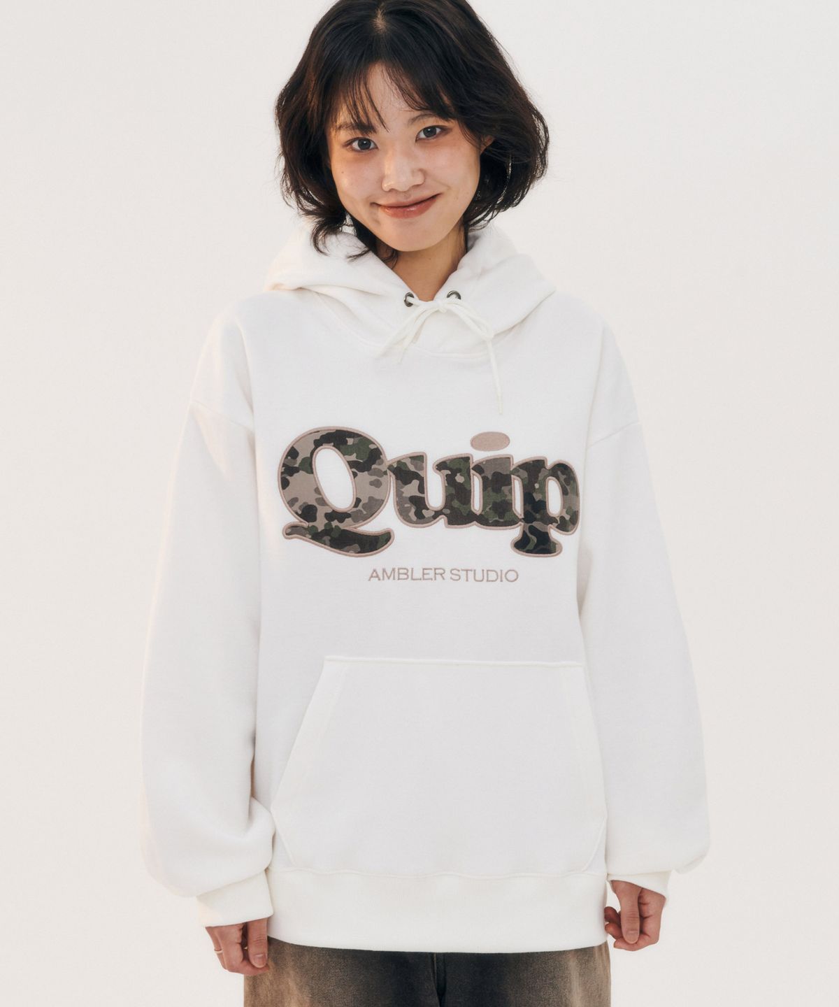 엠블러(AMBLER) Quip 카모 패치 후드 티셔츠 AHP1211 (아이보리)