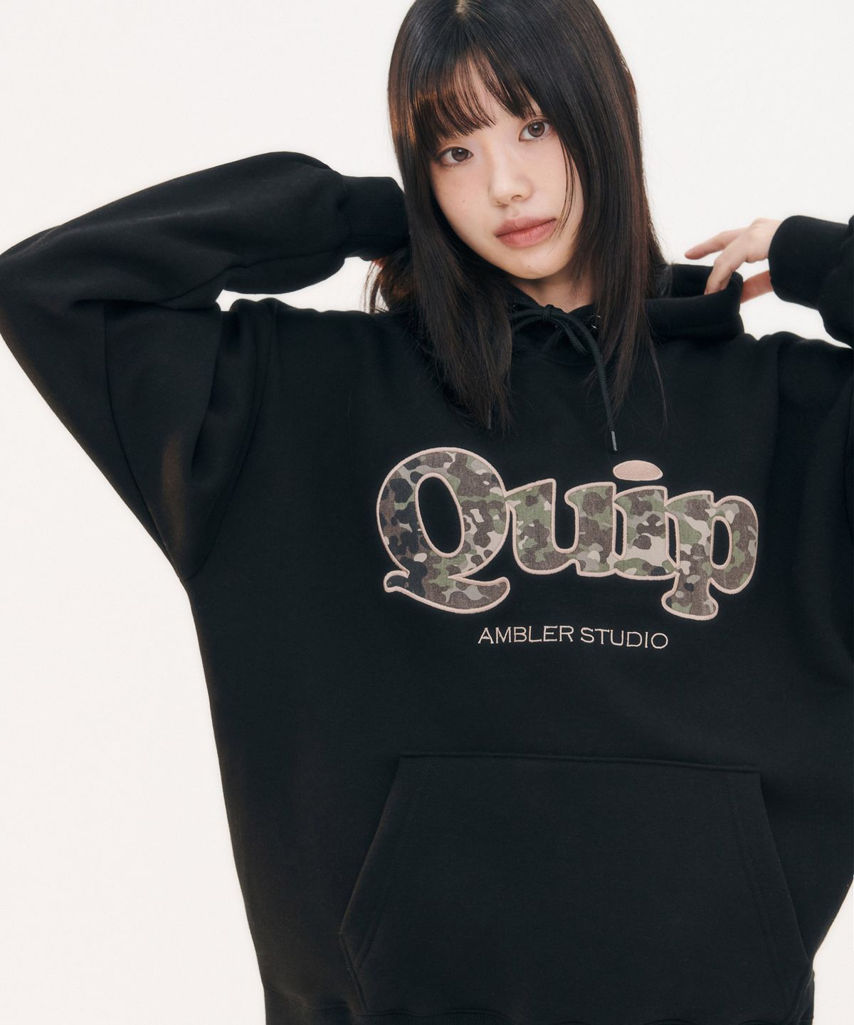 엠블러(AMBLER) Quip 카모 패치 후드 티셔츠 AHP1211 (블랙)