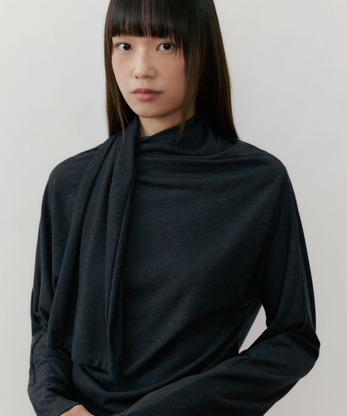 리올그(REORG) REF ONE-SIDE SHIRRING POLA SCARF CHARCOAL