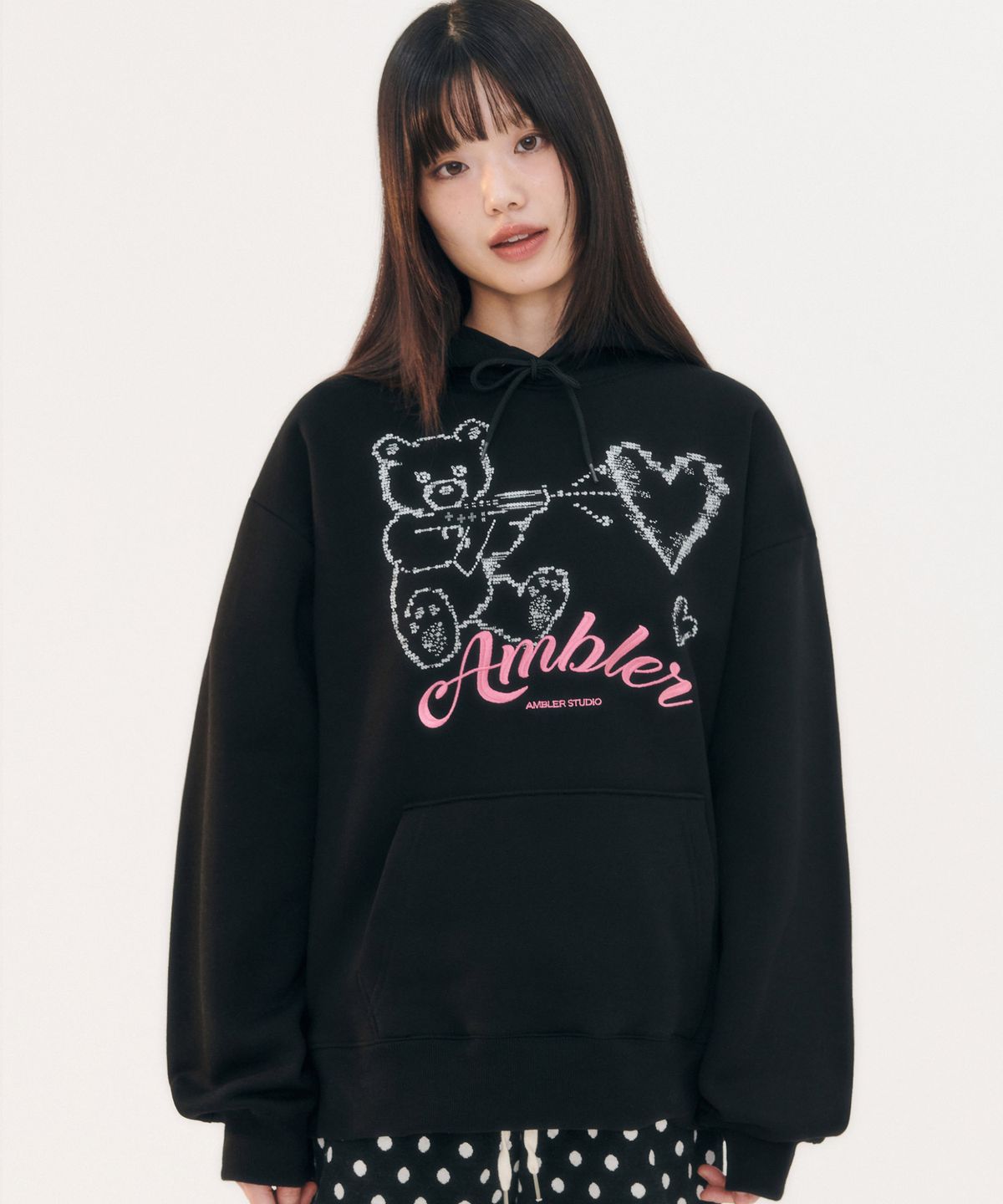 엠블러(AMBLER) Love gun 자수 후드 티셔츠 AHP1214 (블랙)