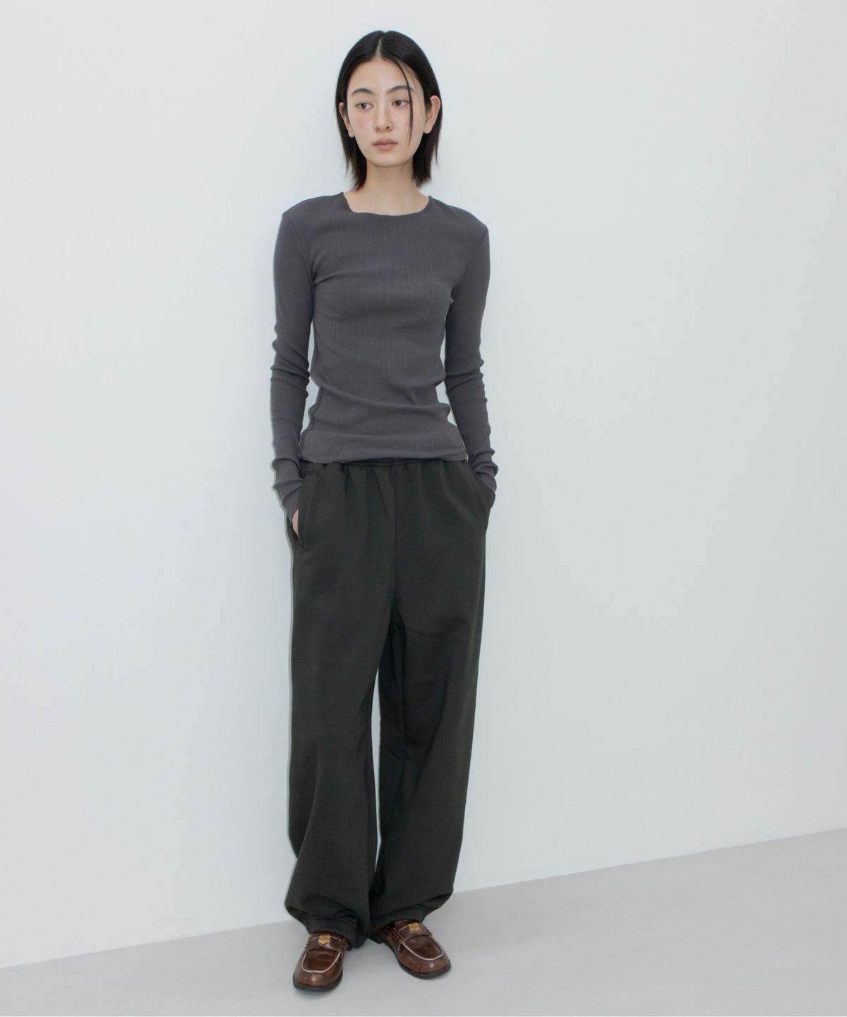 지비에이치 어패럴(GBH APPAREL) HEART STITCH SWEAT PANTS / KHAKI GREY