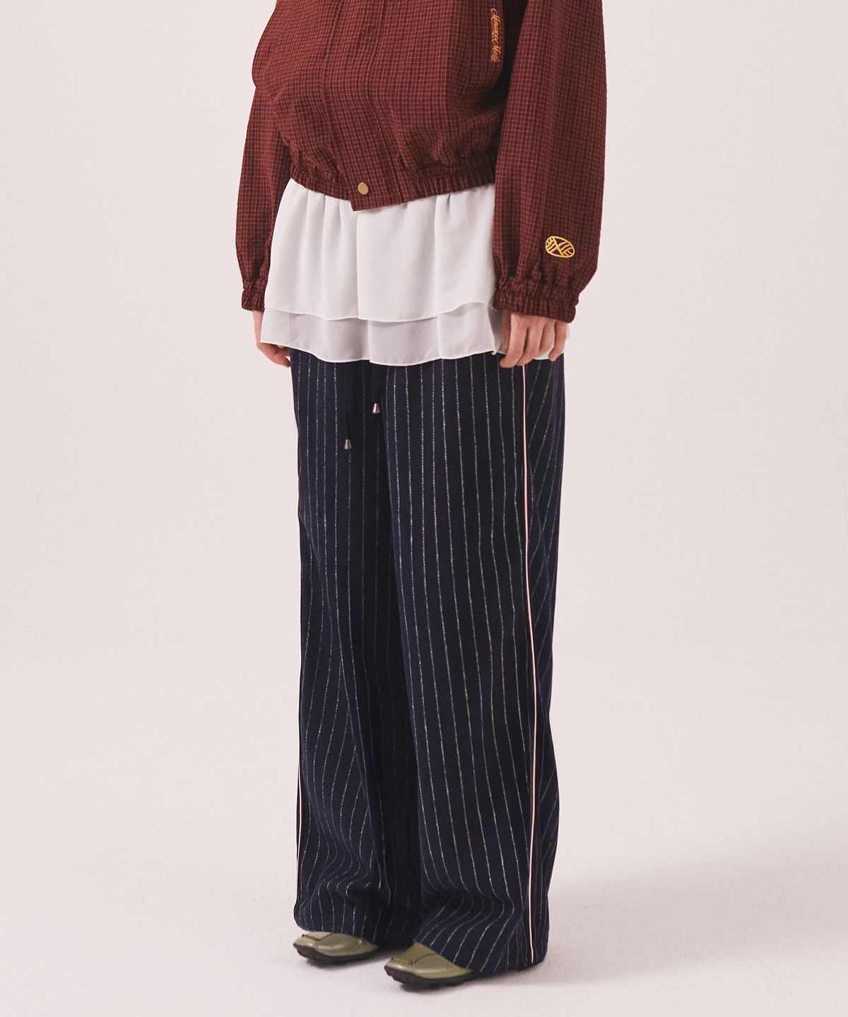 미나수(MENASOO) MNS Pinstripe Wide Brushed Pants_Navy