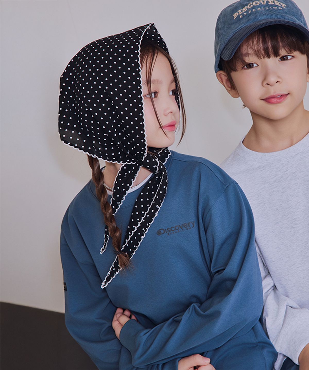 디스커버리 키즈(DISCOVERY KIDS) 키즈 에센셜 스몰로고 긴팔티셔츠 (D/BLUE)