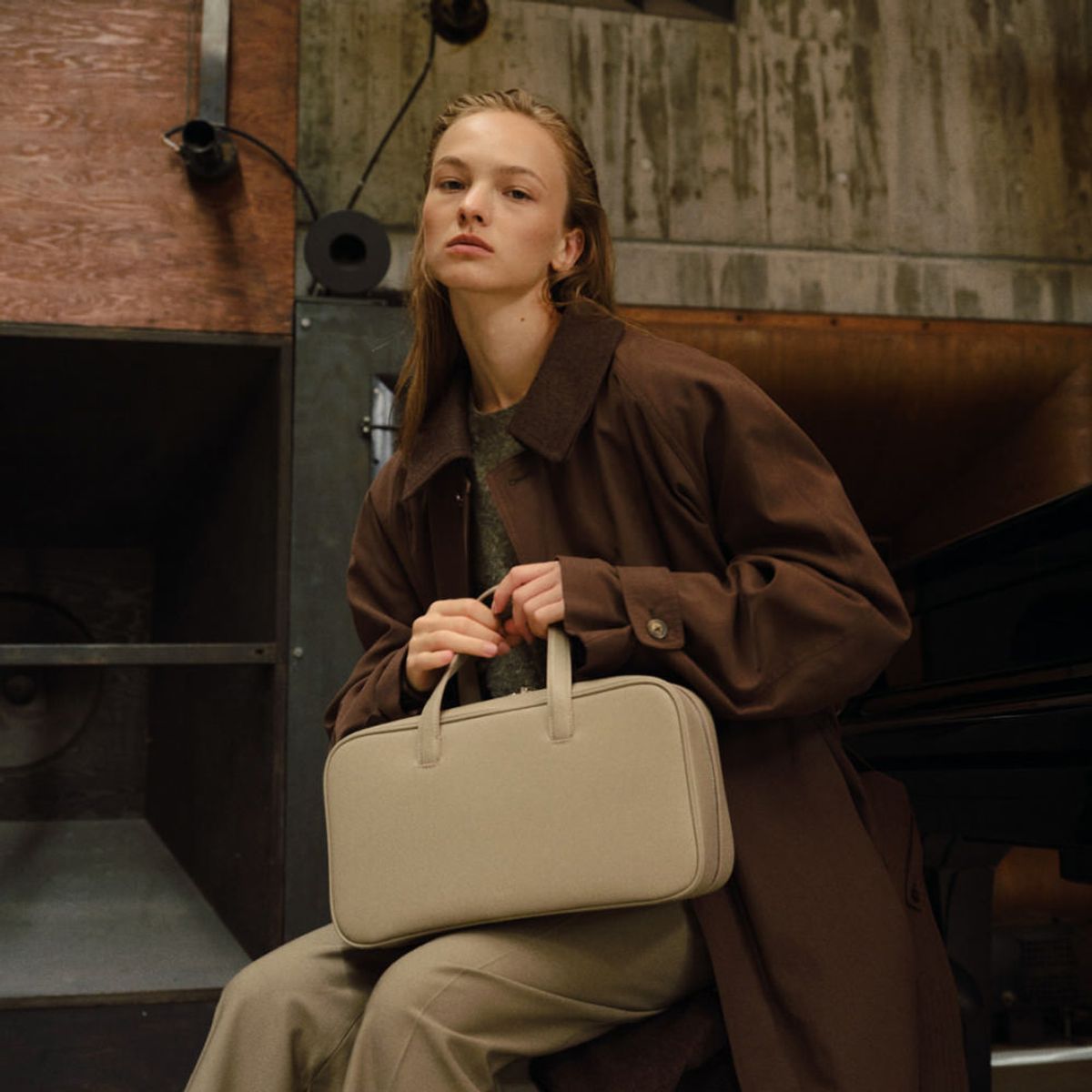 로서울(ROH SEOUL) Large Tin square tote bag Taupe