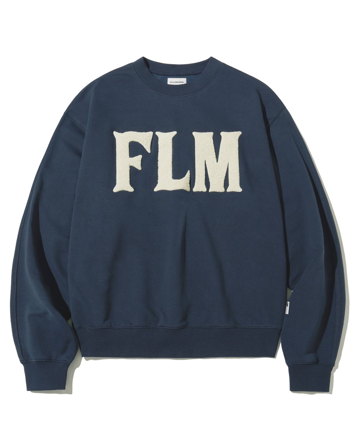 필루미네이트(FILLUMINATE) FLM 부클 로고 스웨트셔츠-네이비