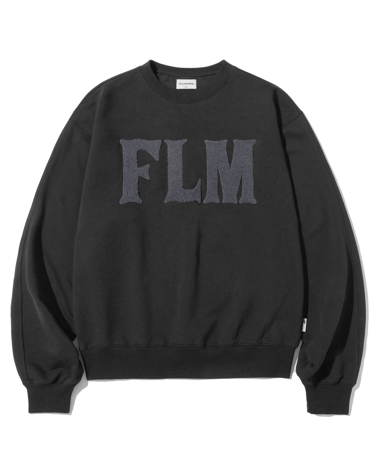 필루미네이트(FILLUMINATE) FLM 부클 로고 스웨트셔츠-블랙