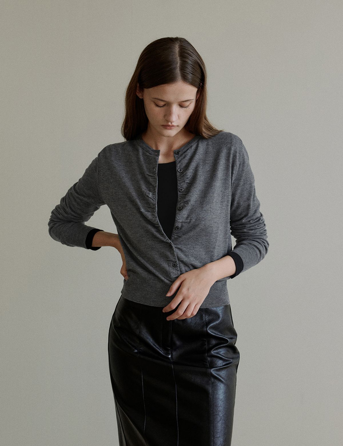 더엘로(THEELO) Shirring Round Cardigan (Gray)