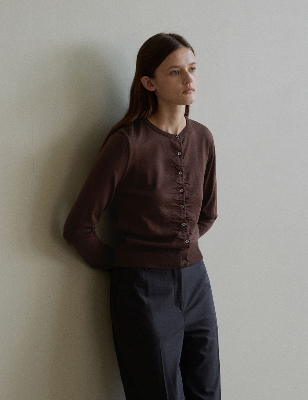 더엘로(THEELO) Shirring Round Cardigan (Brown)