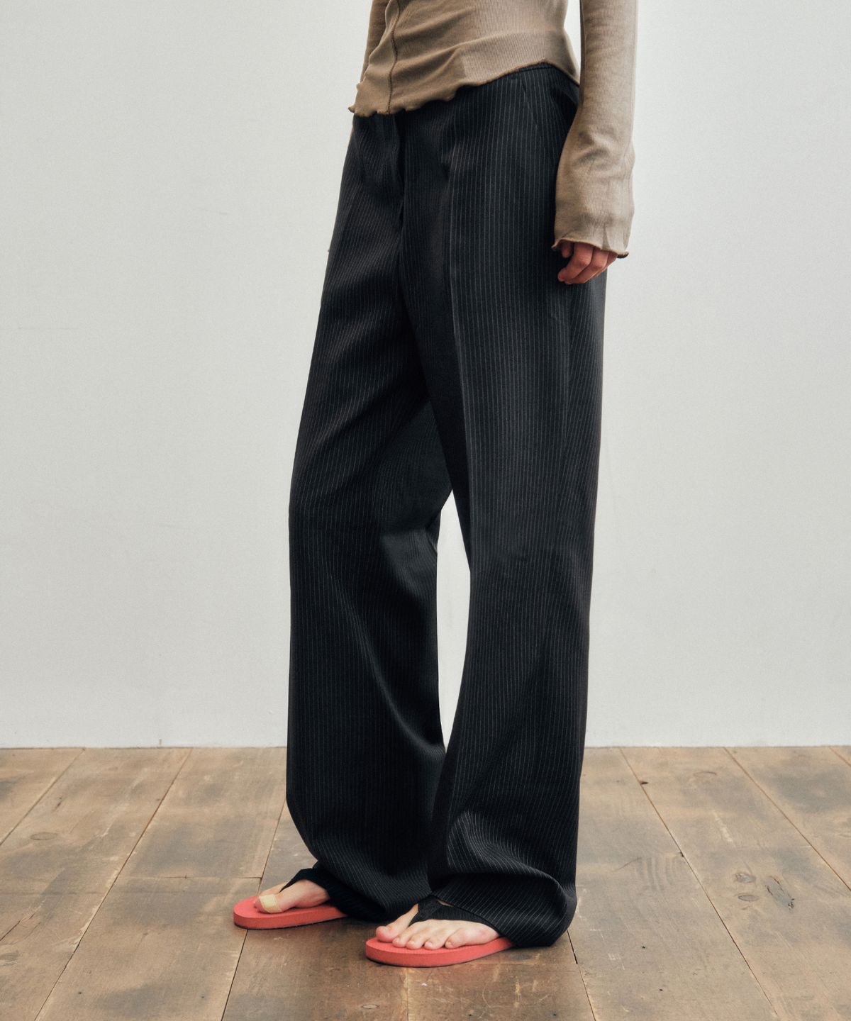 씨타(CITTA) Semi Regular Non-tuck Pin Stripe Slacks_CTB553(Black)