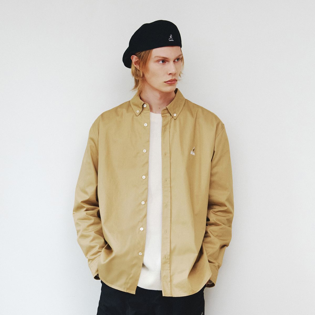 캉골(KANGOL) 타이프라이터 솔리드 셔츠 7066 베이지