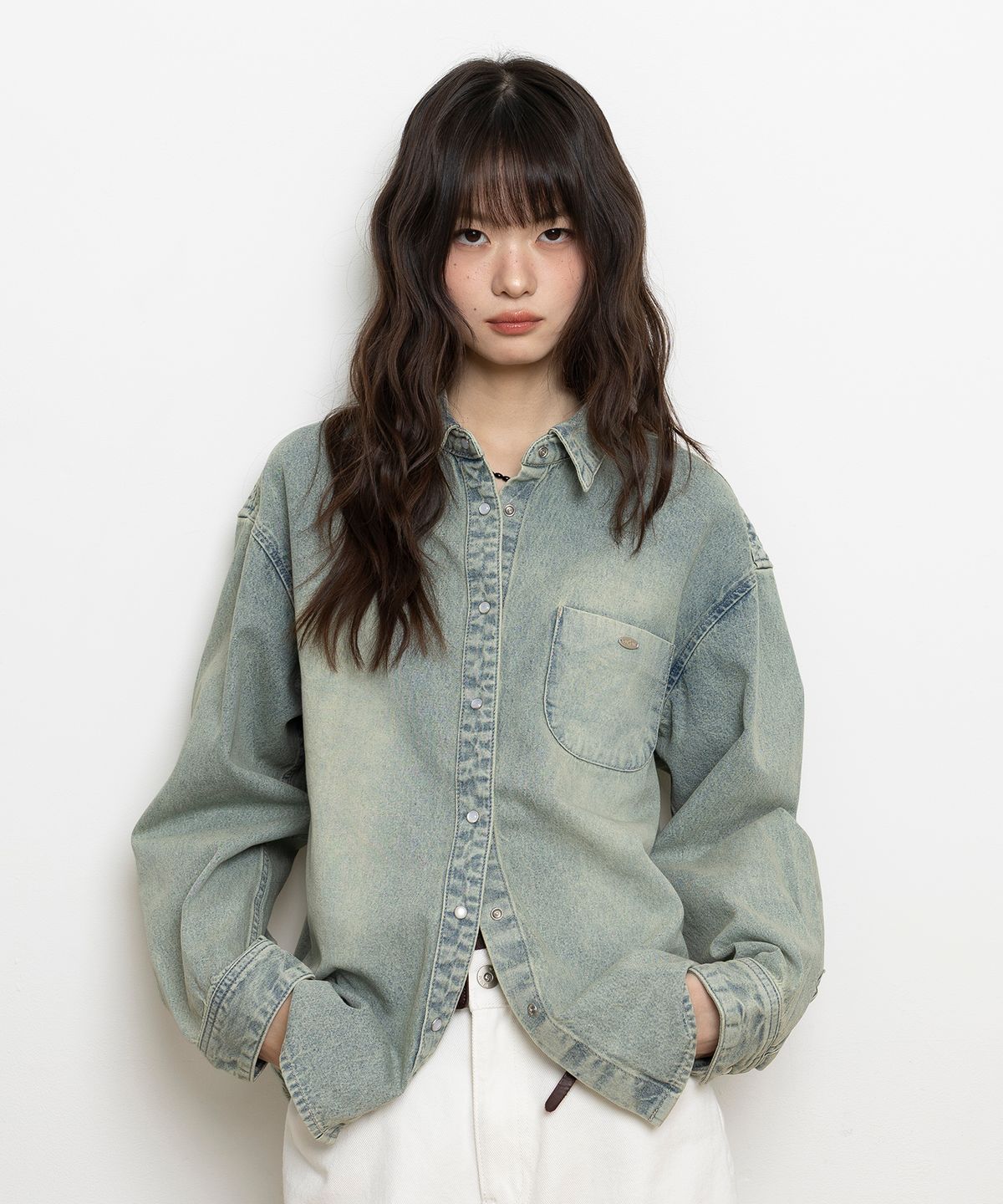 유젠(EUGGEN) 엔틱 스몰 로고 클래식 데님 셔츠_라이트 인디고