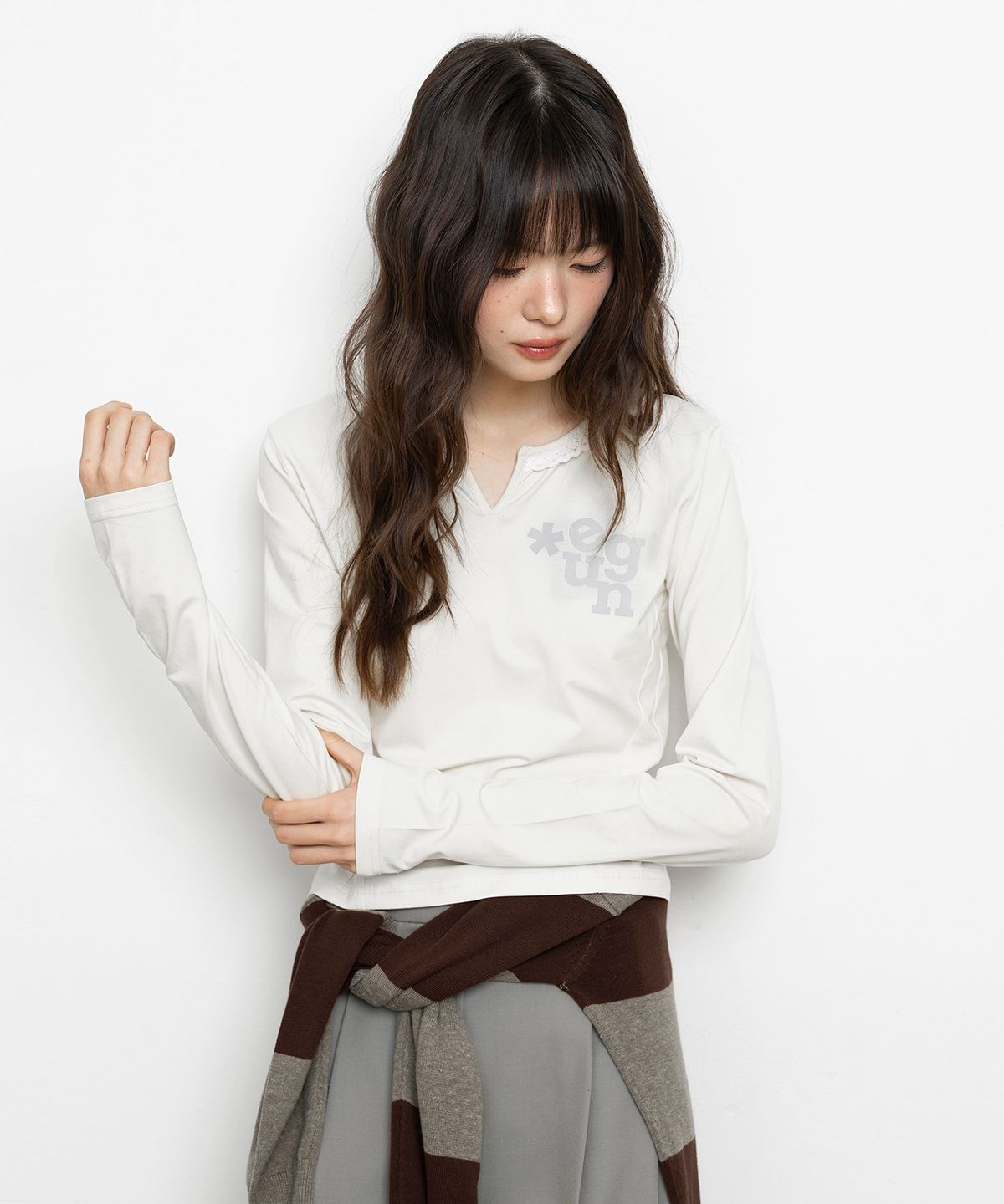 유젠(EUGGEN) 레이스 넥 세미 크롭 롱 슬리브 티셔츠_화이트