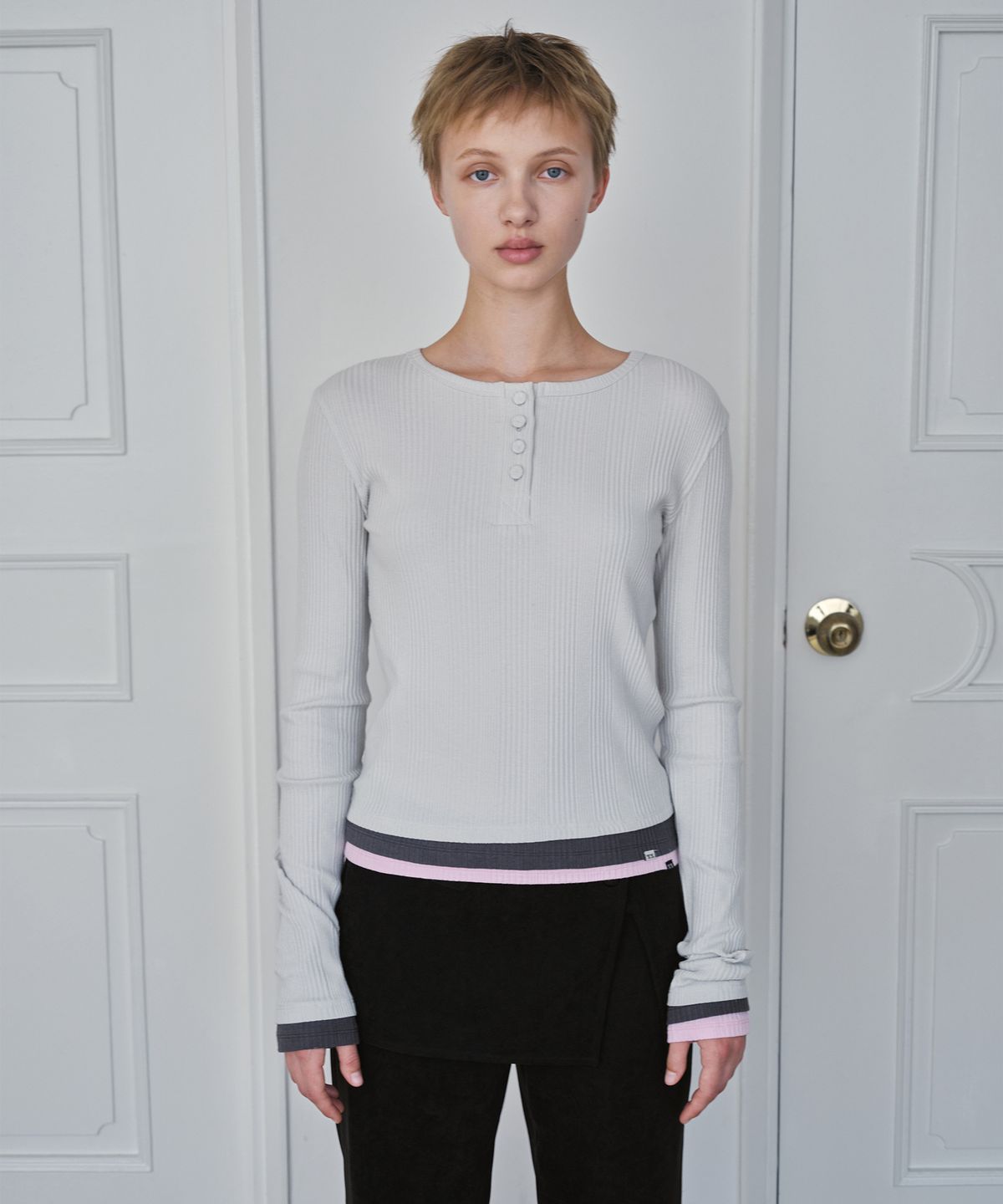 시메트릭 퍼센트(SYMMETRICPERCENT) Layered Henley Neck Top / Light Grey