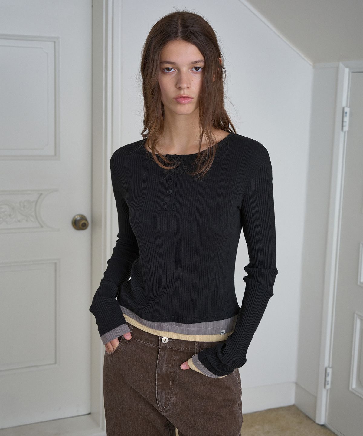 시메트릭 퍼센트(SYMMETRICPERCENT) Layered Henley Neck Top / Black