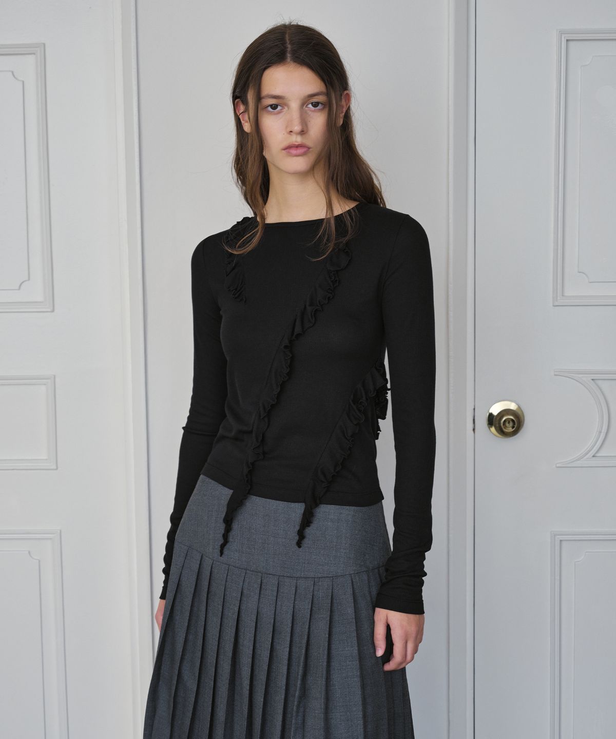 시메트릭 퍼센트(SYMMETRICPERCENT) Asymmetric Ruffled Long Sleeve / Black