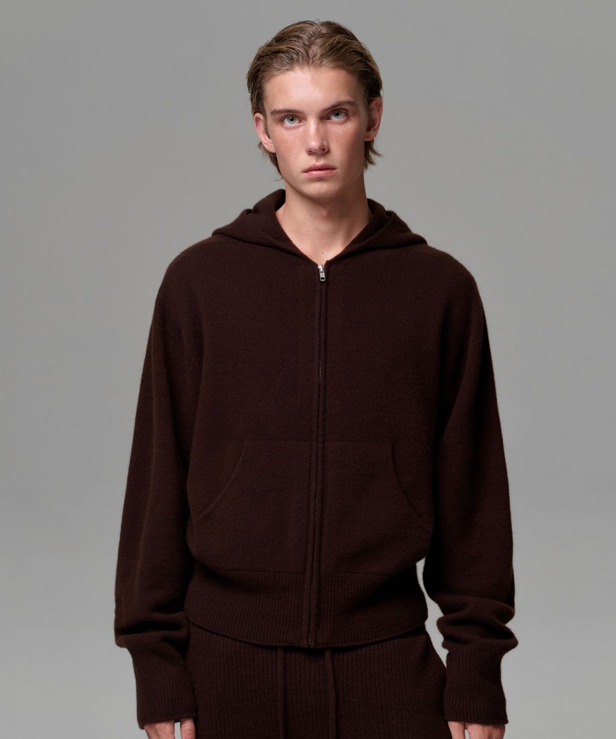 이알에이(ERA) MEN CASHMERE BLEND ZIP KNIT HOODIE - DARK BROWN