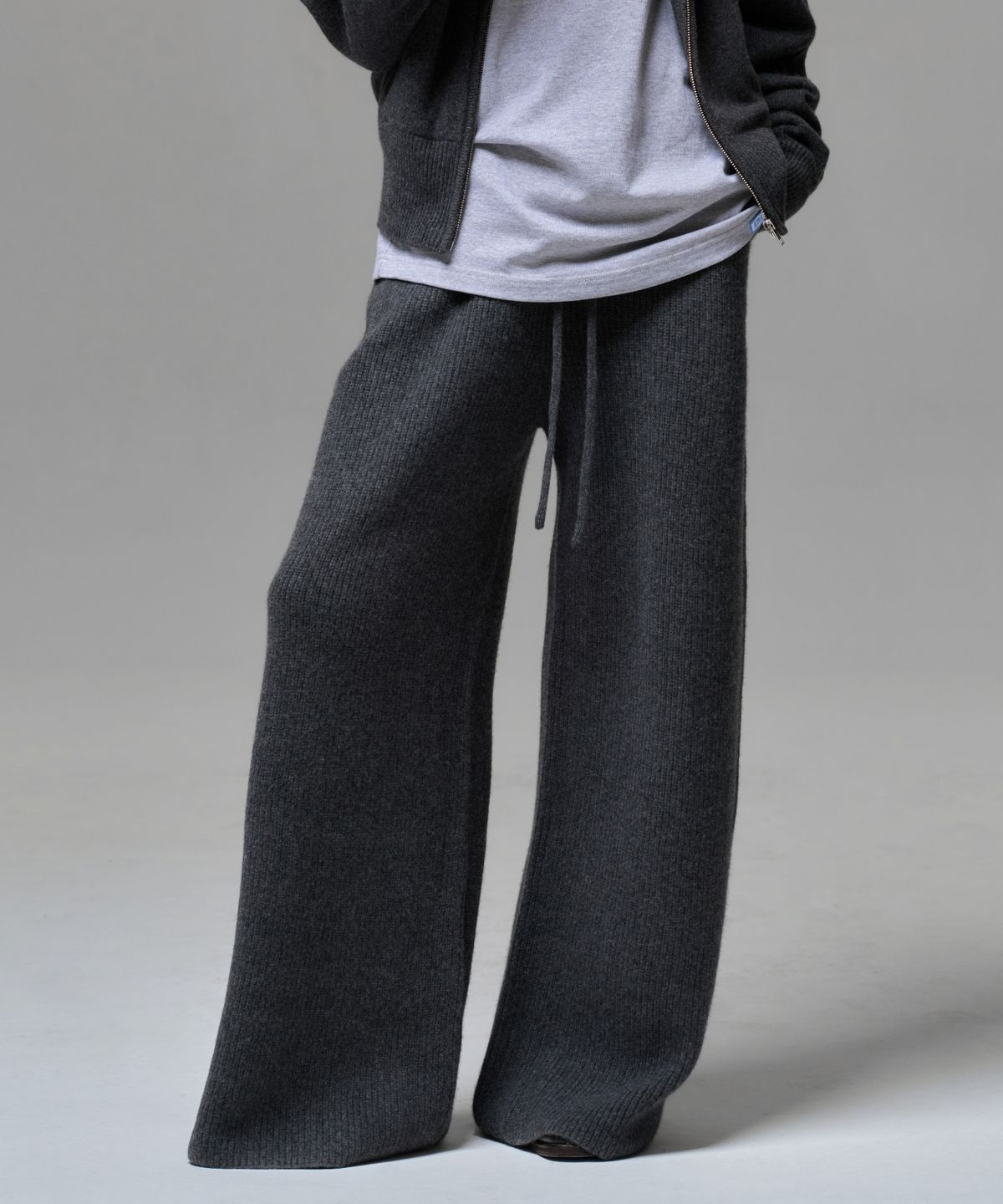 이알에이(ERA) WOMEN CASHMERE BLEND RELAXED KNIT SWEATPANTS - CHARCOAL GRAY
