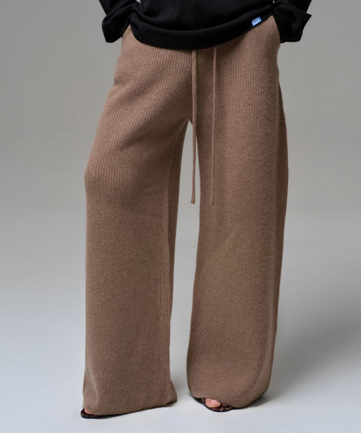 이알에이(ERA) WOMEN CASHMERE BLEND RELAXED KNIT SWEATPANTS - NEUTRAL BROWN