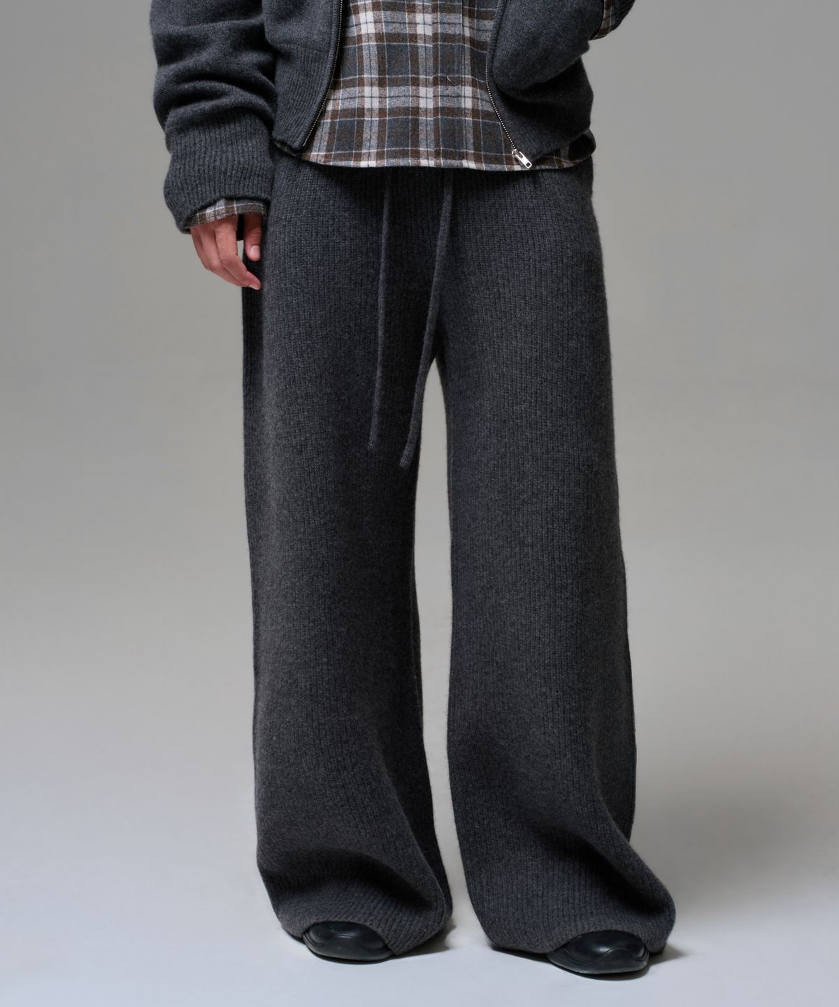이알에이(ERA) MEN CASHMERE BLEND RELAXED KNIT SWEATPANTS - CHARCOAL GRAY