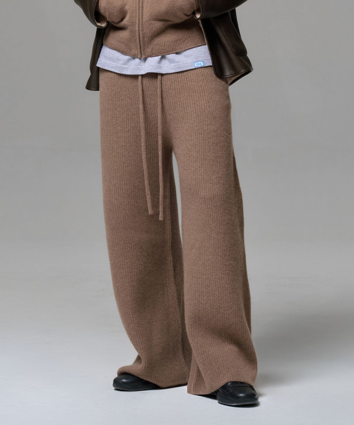 이알에이(ERA) MEN CASHMERE BLEND RELAXED KNIT SWEATPANTS - NEUTRAL BROWN