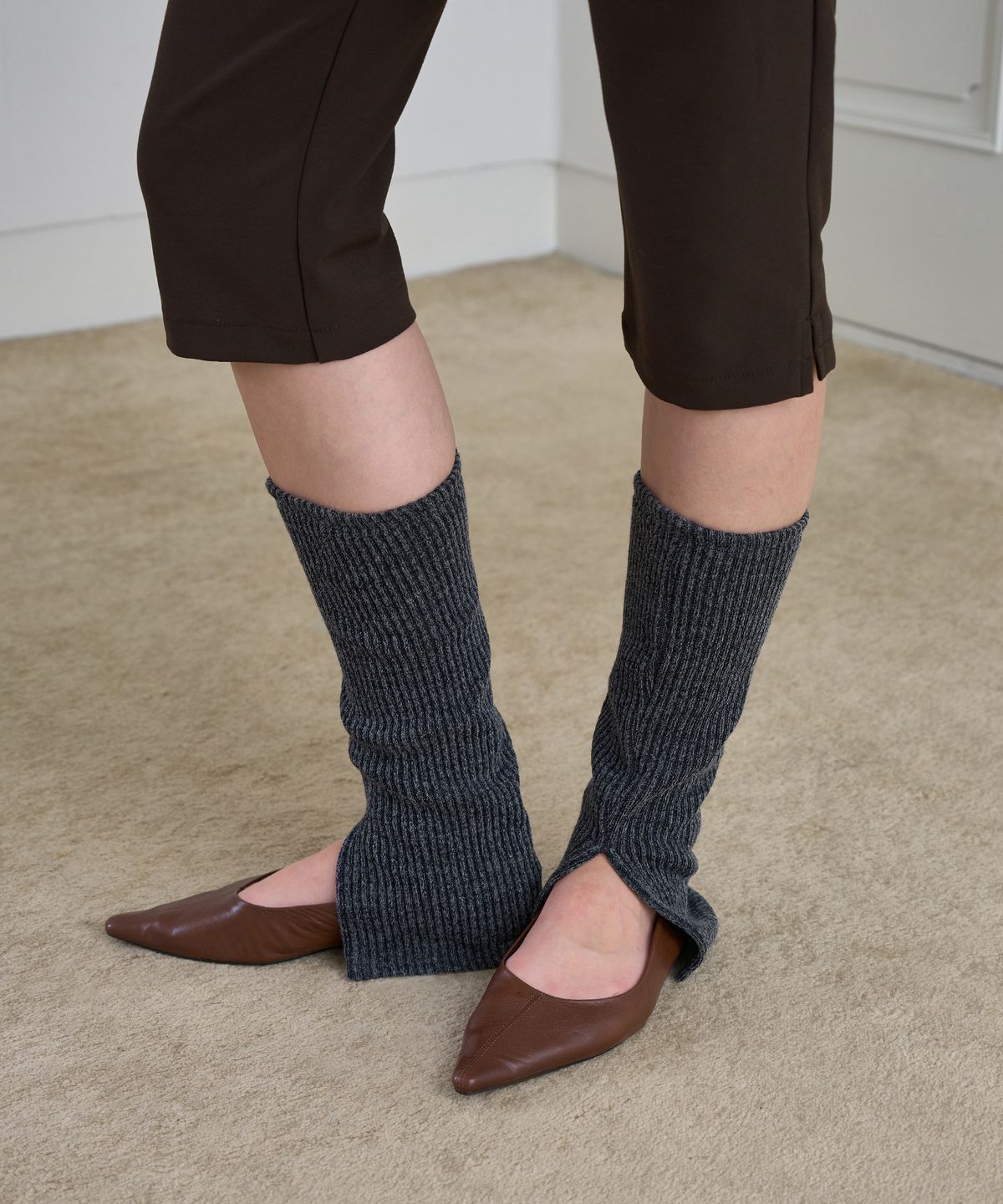 시메트릭 퍼센트(SYMMETRICPERCENT) Ribbed Leg Warmer / Charcoal