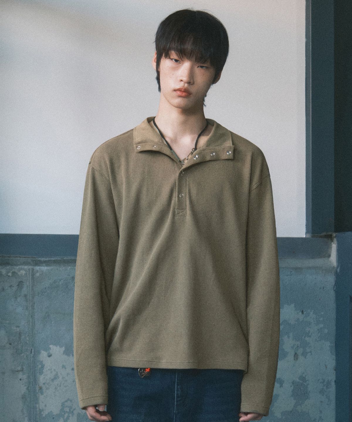 세컨모놀로그(SECONDMONO) 컷오프 와플 하이넥 롱슬리브 [KHAKI]_SETS052KHAKI