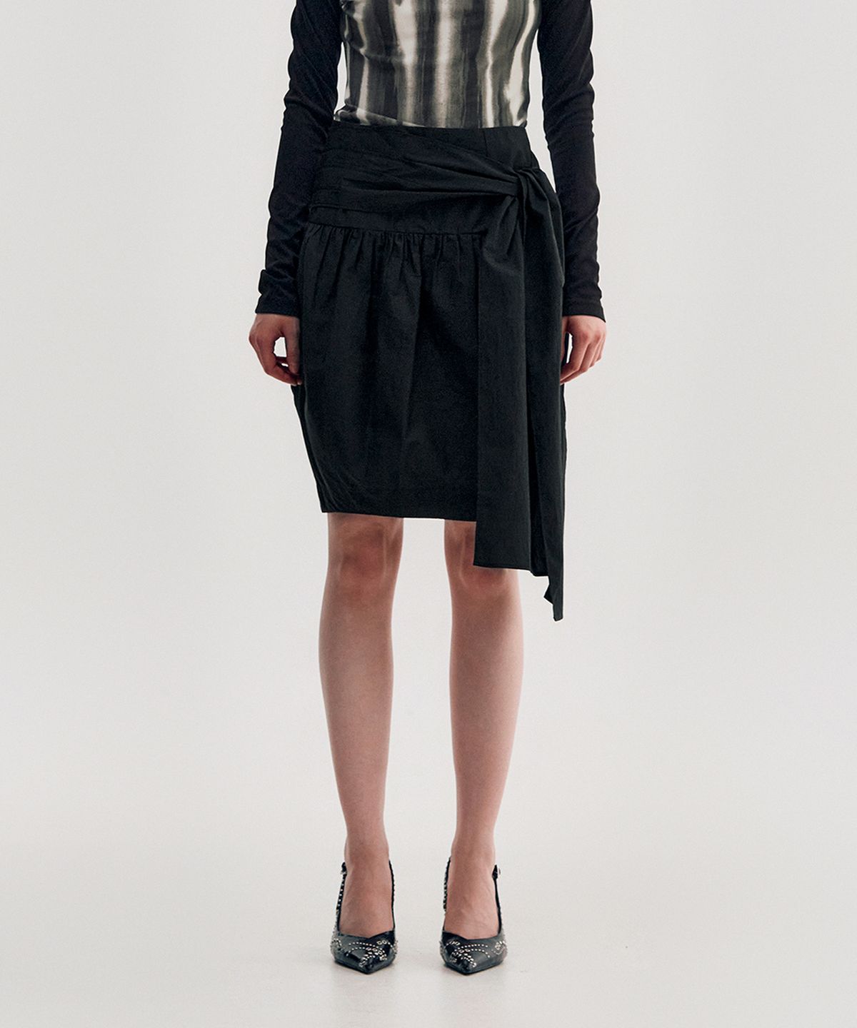 킴지수(KIMZISU) Pleated Tie Volume Skirt _ BLACK