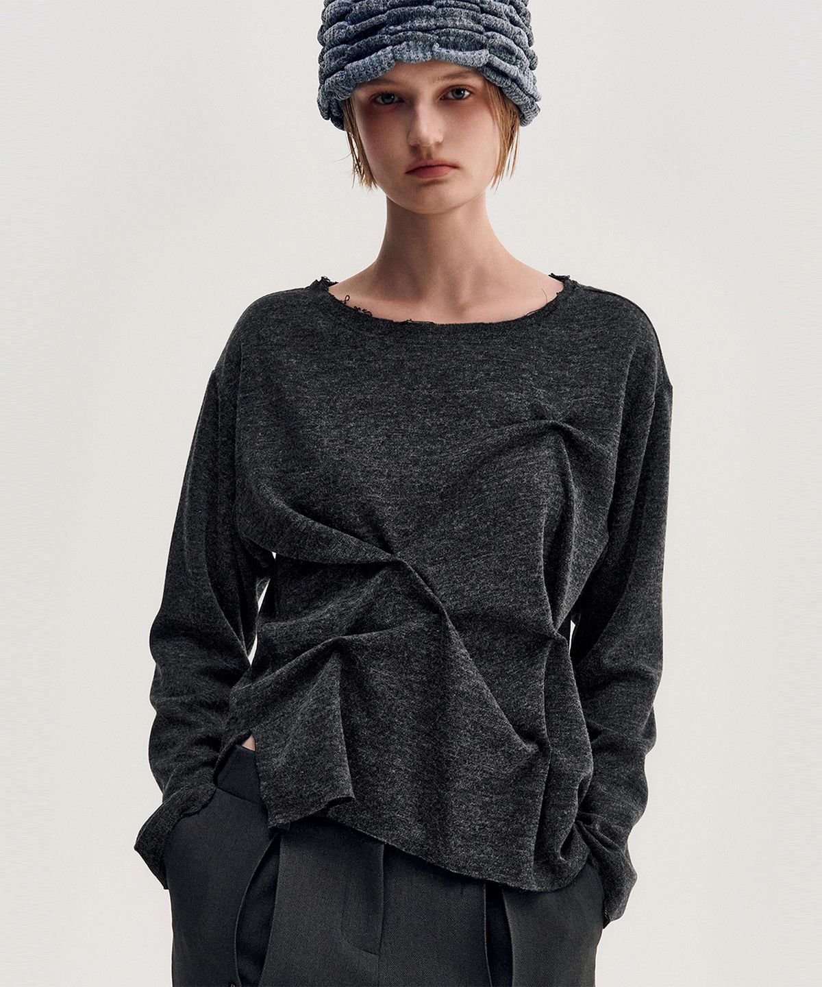 킴지수(KIMZISU) DOZI - Raw Edge Pinched Pullover _ CHARCOAL