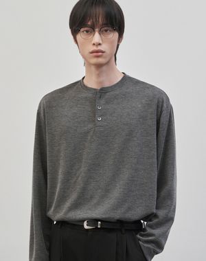 레스티드 세미 오버핏 헨리넥 니트 [차콜]